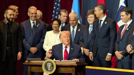 El presidente de Estados Unidos, Donald Trump (c), habla junto a mandatarios latinoamericanos