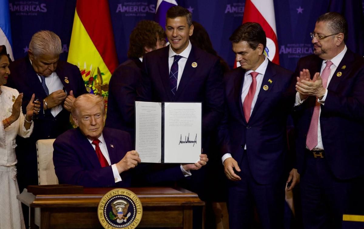 El Presidente Rodrigo al lado de Trump