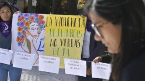 Mujeres con carteles con nombres de víctimas de feminicidio, en la ciudad de Cochabamba
