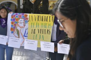 Mujeres con carteles con nombres de víctimas de feminicidio, en la ciudad de Cochabamba