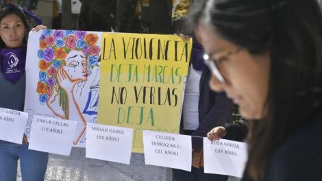 Mujeres con carteles con nombres de víctimas de feminicidio, en la ciudad de Cochabamba