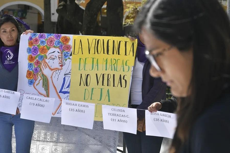 Mujeres con carteles con nombres de víctimas de feminicidio, en la ciudad de Cochabamba