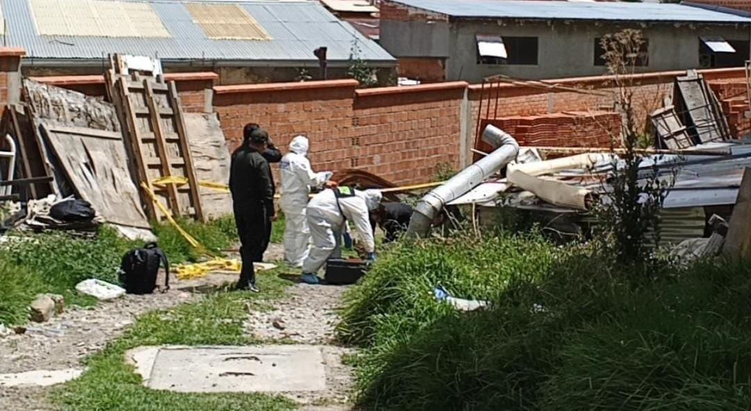 Peritos de criminalística procesan la escena del hallazgo recolectando indicios