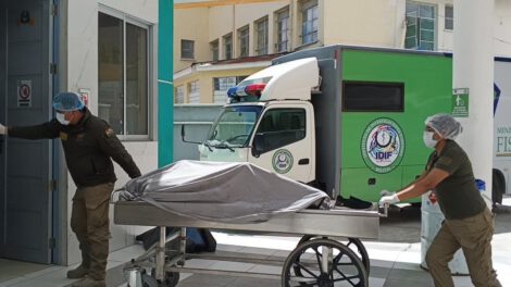 Efectivos policiales y peritos del IDIF