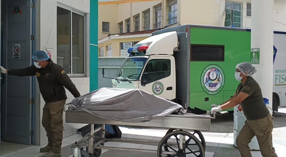 Efectivos policiales y peritos del IDIF