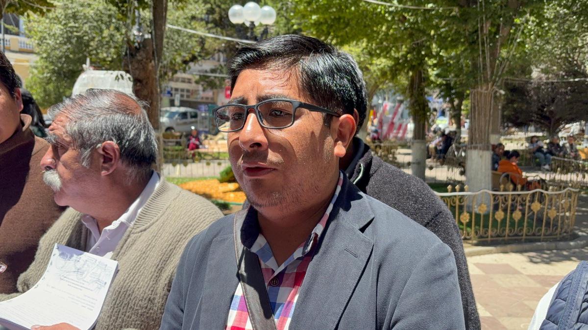 Presidente de la Fedjuve Hugo Jallaza ante los medios de comunicación