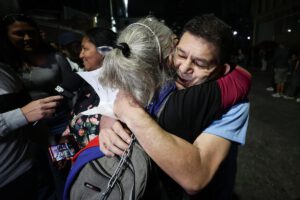 Frankiln Parra (c-d) reacciona al ser liberado