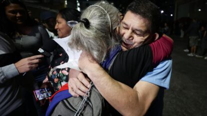Frankiln Parra (c-d) reacciona al ser liberado
