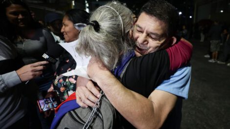 Frankiln Parra (c-d) reacciona al ser liberado