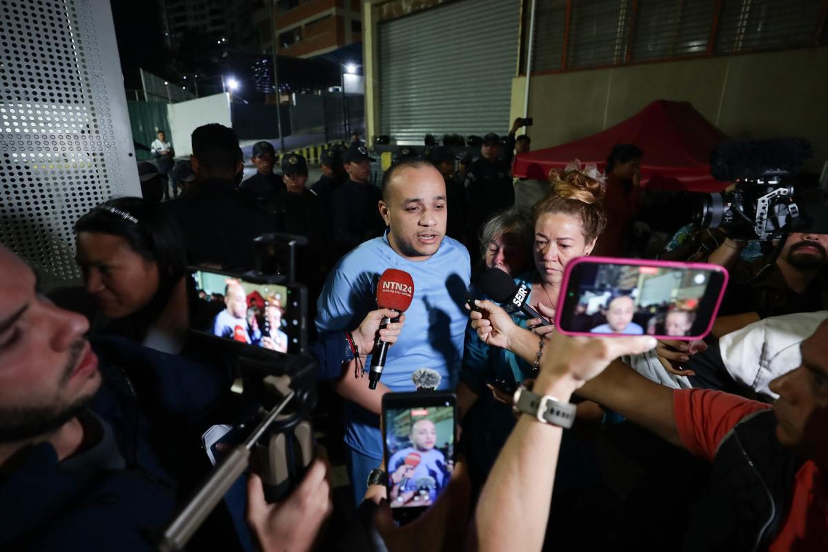 Renny Chourio (c) habla con los medios, al ser liberado