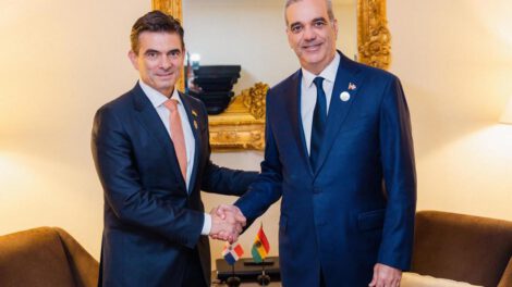 El presidente de República Dominicana, Luis Abinader (d), posando con su homólogo de Bolivia, Rodrigo Paz