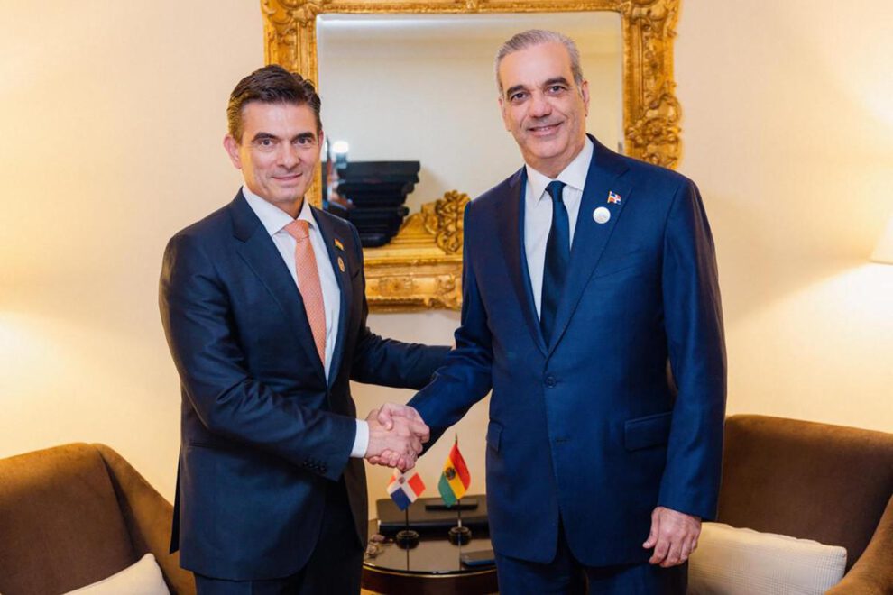 El presidente de República Dominicana, Luis Abinader (d), posando con su homólogo de Bolivia, Rodrigo Paz