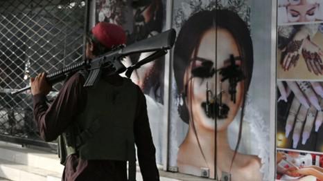 Un salón de belleza cerrado por los talibanes