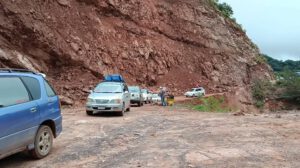 Una carretera parcialmente cerrada por un derrumbe de tierra