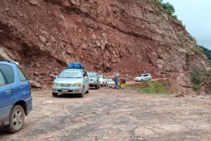 Una carretera parcialmente cerrada por un derrumbe de tierra