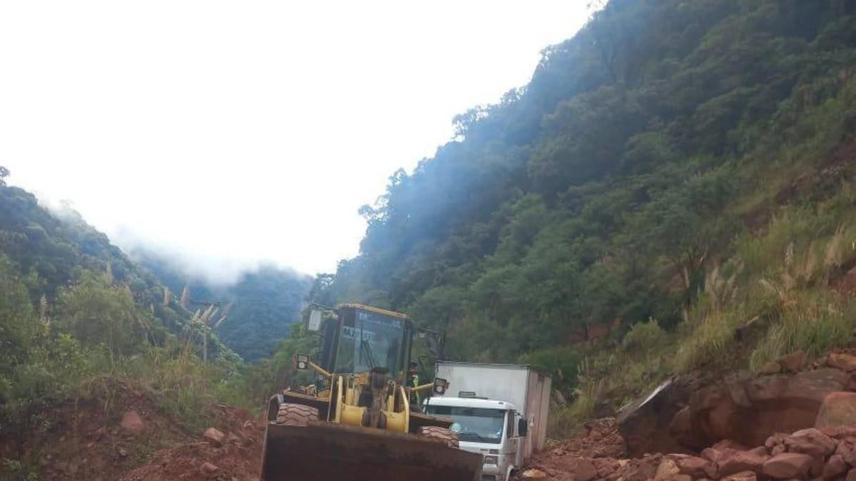 Los reportes oficiales indican que los derrumbes de mayor magnitud se registraron en las zonas de San Simón, Lagunitas, Zapallar y Tapekua