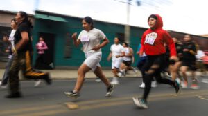 Mujeres participan en una carrera atlética este domingo, en La Paz (Bolivia)