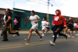 Mujeres participan en una carrera atlética este domingo, en La Paz (Bolivia)