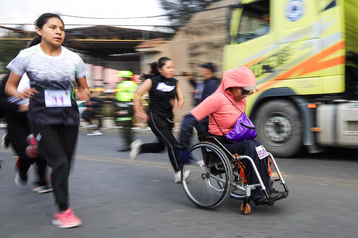 Mujeres participan en una carrera atlética