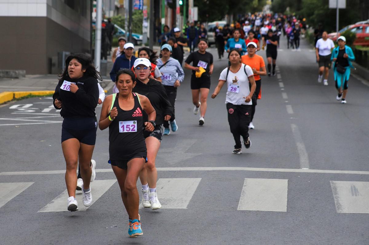 Bolivianas conmemoran el Día Internacional de la Mujer con una carrera