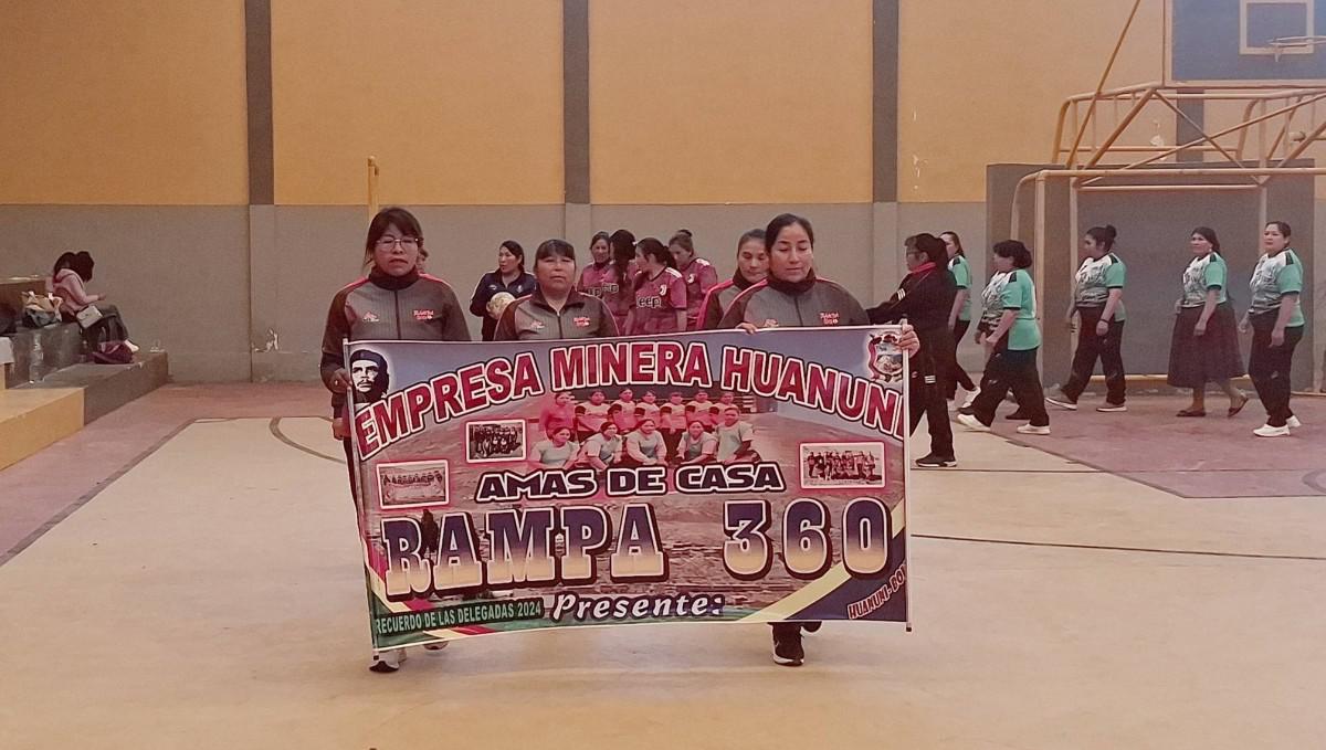 Amas de casa mineras en torneo de futsal, 15 equipos participan en el torneo de futsal, Amas de casa celebran día de la mujer