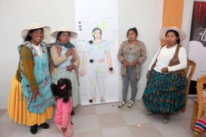 Varias mujeres con distinta vestimenta