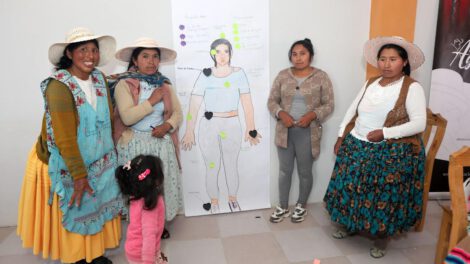 Varias mujeres con distinta vestimenta