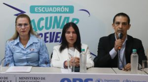 tres personas en rueda de prensa