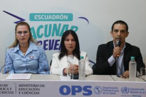 tres personas en rueda de prensa