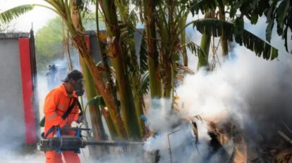 un señor fumigando
