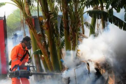 un señor fumigando