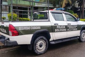 Un vehiculo de policia
