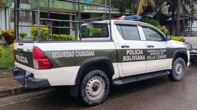 Un vehiculo de policia