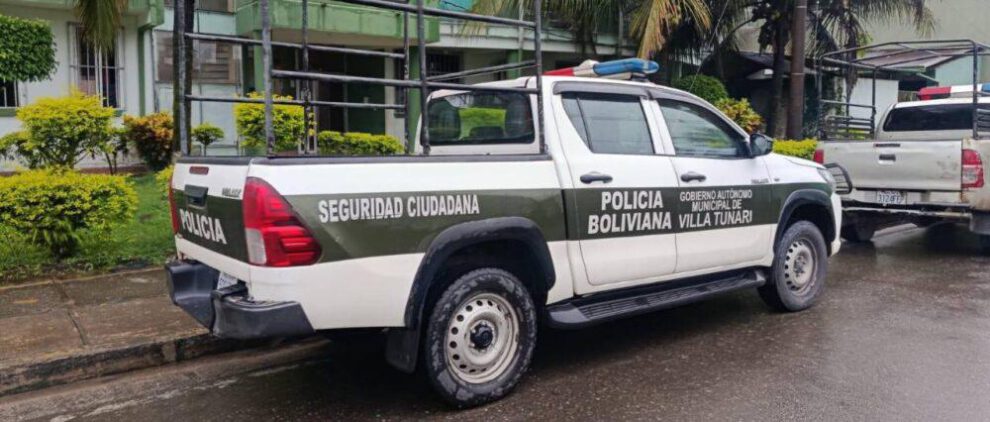Un vehiculo de policia