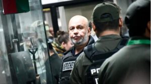 El exministro de gobierno, Arturo Murillo, siendo custodiado por policías