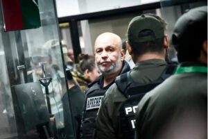 El exministro de gobierno, Arturo Murillo, siendo custodiado por policías