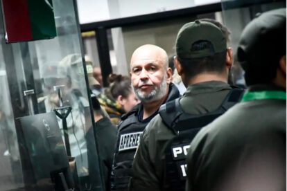 El exministro de gobierno, Arturo Murillo, siendo custodiado por policías