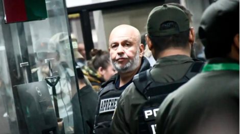 El exministro de gobierno, Arturo Murillo, siendo custodiado por policías