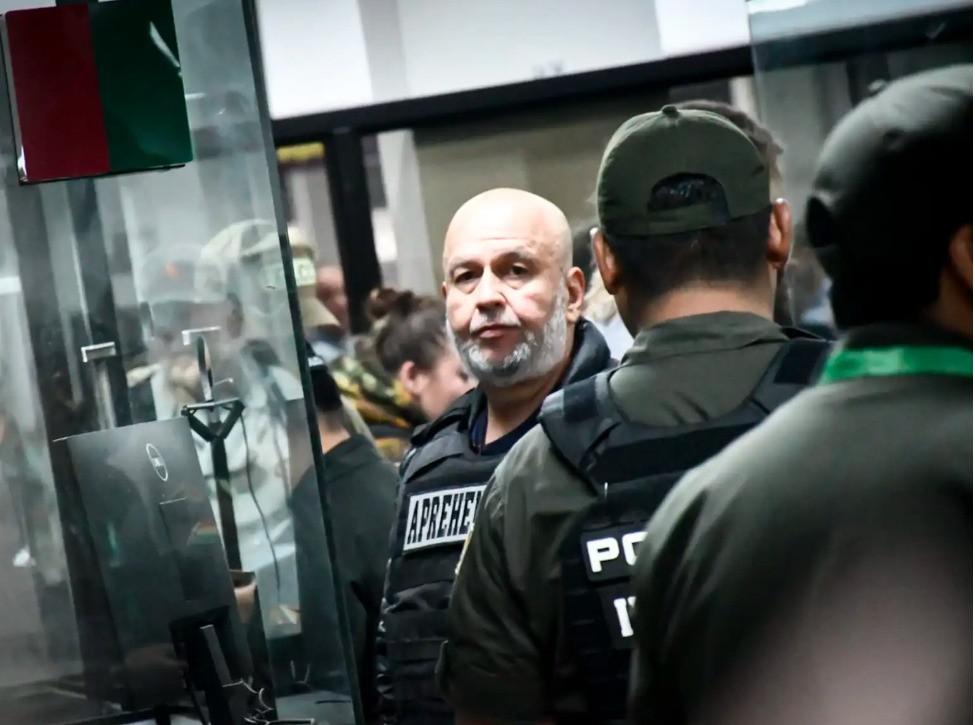 El exministro de gobierno, Arturo Murillo, siendo custodiado por policías