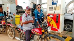 Personal de YPFB supervisa la salida de combustible destinado a cubrir la demanda del parque automotor y los sectores productivos del Beni.