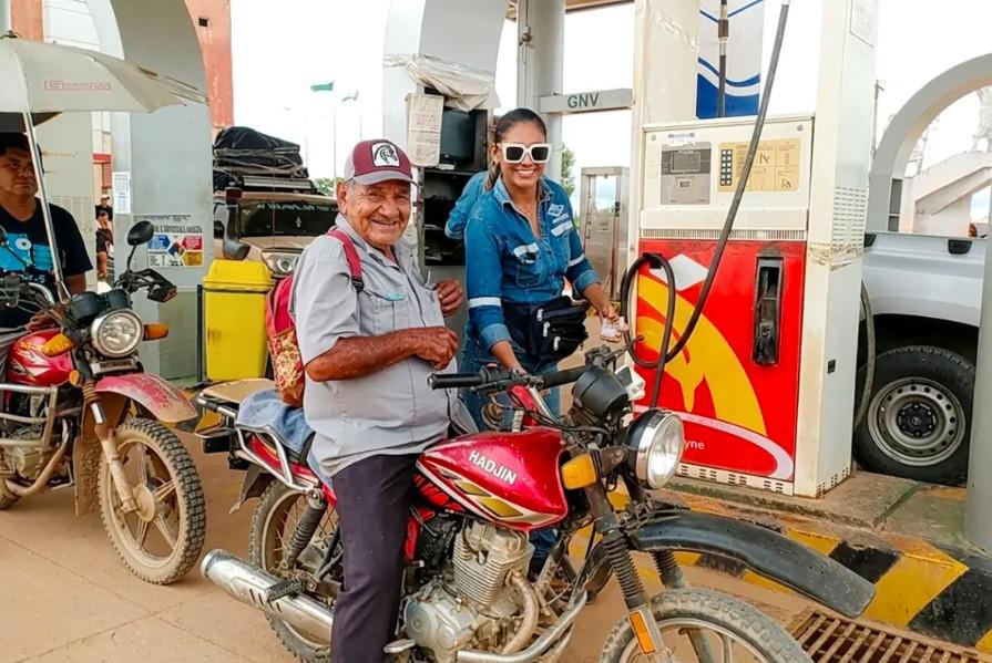 Personal de YPFB supervisa la salida de combustible destinado a cubrir la demanda del parque automotor y los sectores productivos del Beni.