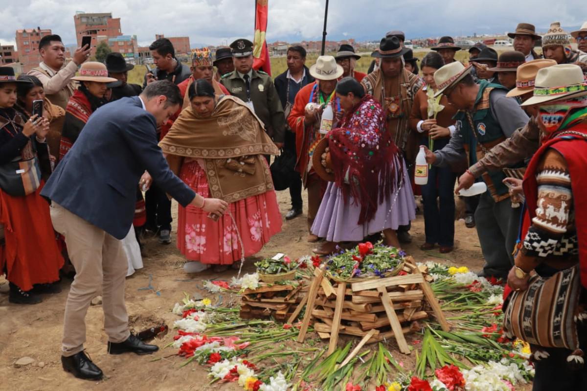 Amautas y autoridades realizan el Despacho de Ajayus en el lugar del siniestro del Hércules C-130