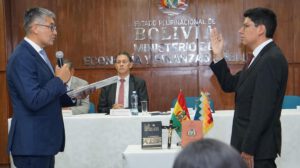 El ministro Espinoza toma juramento al viceministro Valencia