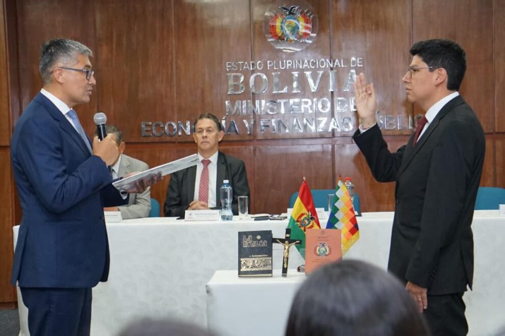 El ministro Espinoza toma juramento al viceministro Valencia