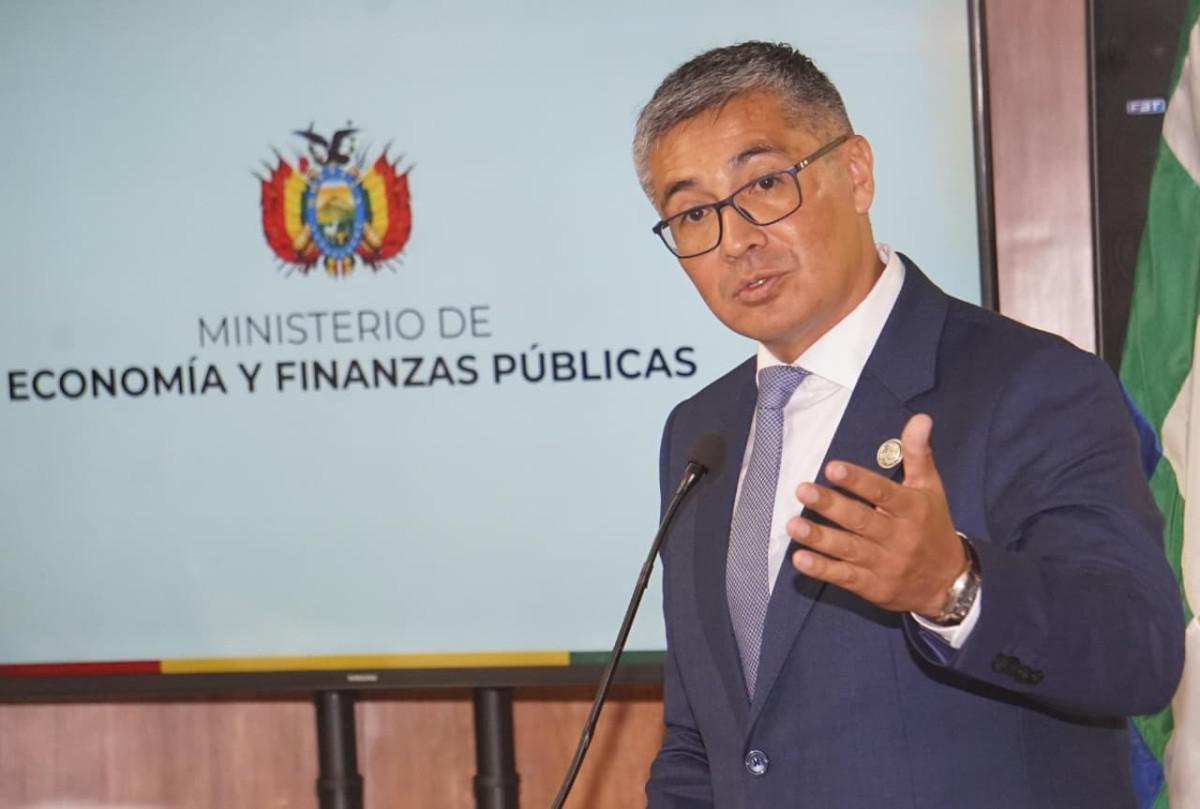 El ministro de Economía y Finanzas Públicas, José Gabriel Espinoza