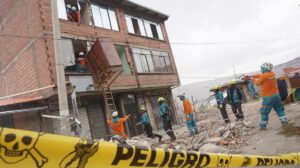 Personal del GAMLP coadyuva en el traslado de pertenencias de las familias afectadas en San Isidro Bajo