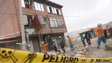 Personal del GAMLP coadyuva en el traslado de pertenencias de las familias afectadas en San Isidro Bajo