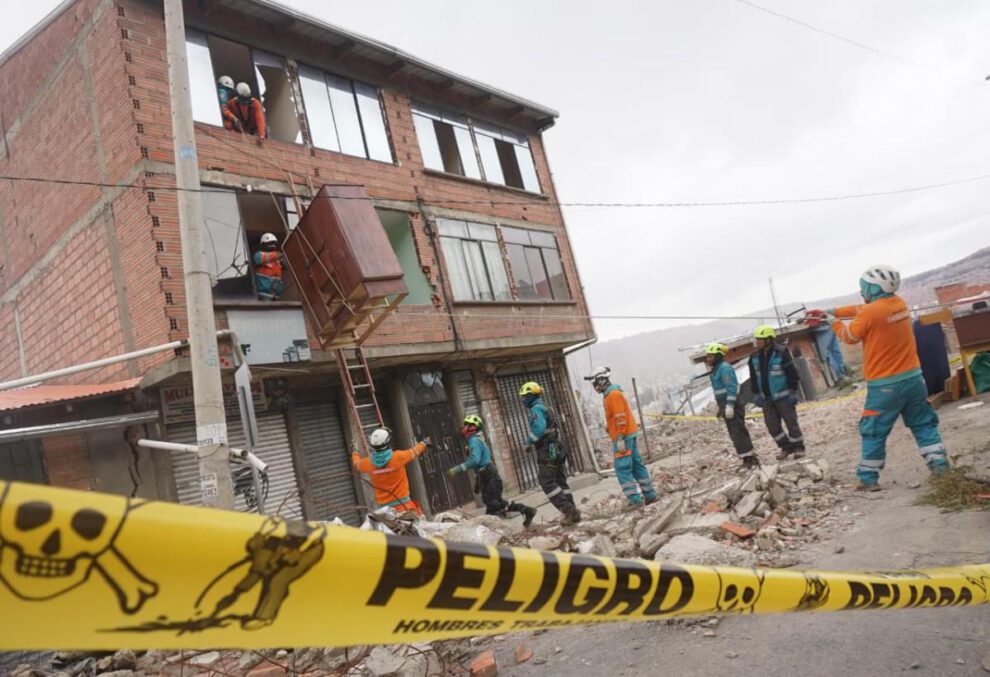 Personal del GAMLP coadyuva en el traslado de pertenencias de las familias afectadas en San Isidro Bajo