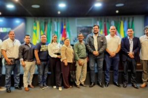 varias personas en una reunion