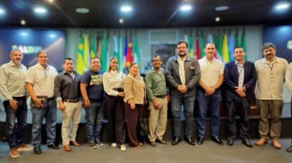 varias personas en una reunion